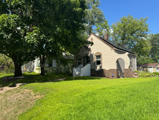 Building Photo - 4850 N Bryant Ave