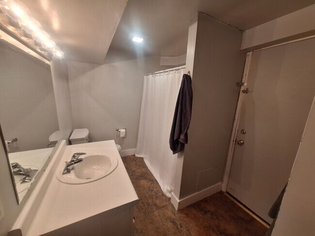 Building Photo - Large 3 Bedroom Open July 1st!