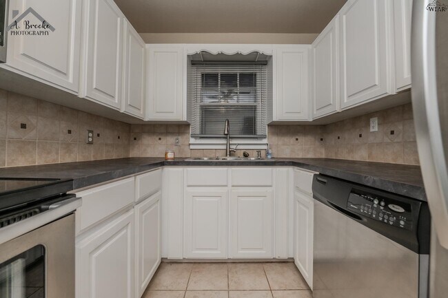 Building Photo - 2003 Arthur St