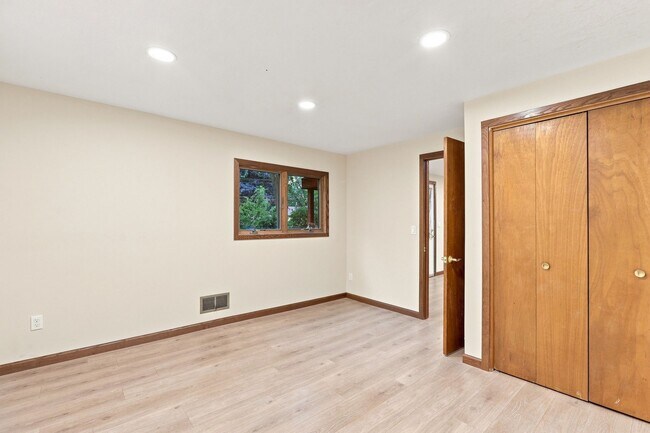 Building Photo - 4977 Zealand Ave N
