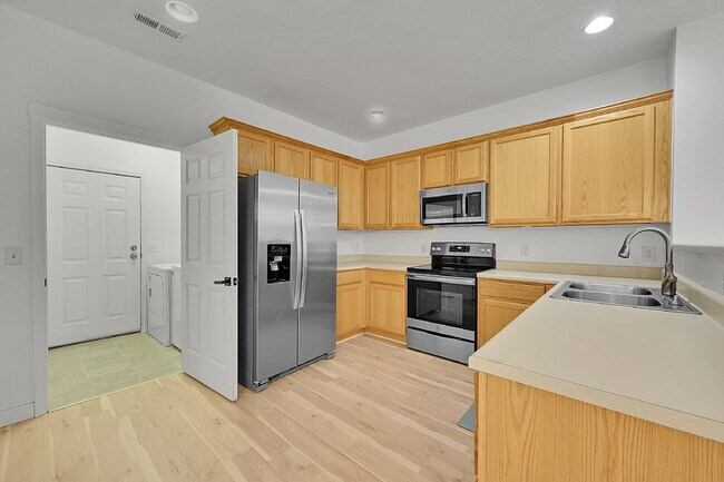 Building Photo - $2,350 - 2 Bed, 2 Bath Condo in Aurora wit...