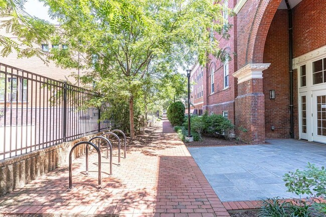 Building Photo - Stunning Capitol Hill One-Bedroom!