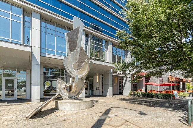 Building Photo - 307 W Trade St