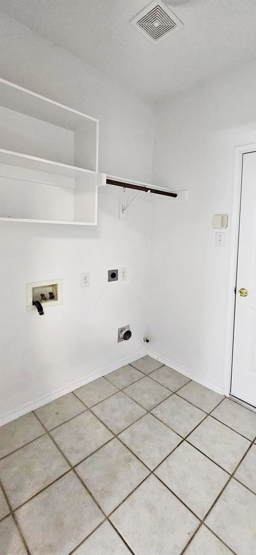 Building Photo - Amazing 4 b+2.5b Single family