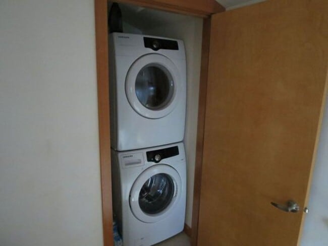 Building Photo - Beautiful 2 Bed Townhome Conveniently Located In Seattle!