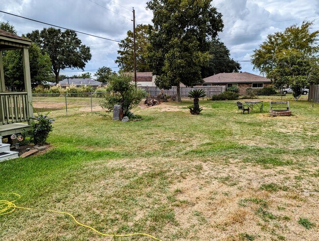 Building Photo - Updated 3/2 in Scott with Country Views!