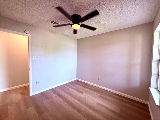 Building Photo - 12071 Plumbrook Dr