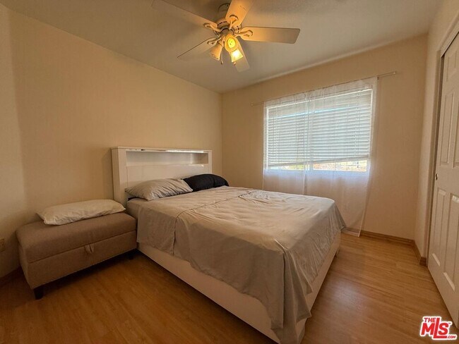 Building Photo - 719 E Ave Q10