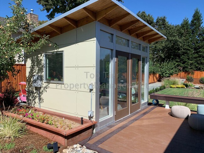 Building Photo - Beautiful, Private, Bright, Remodeled 3 Bd...