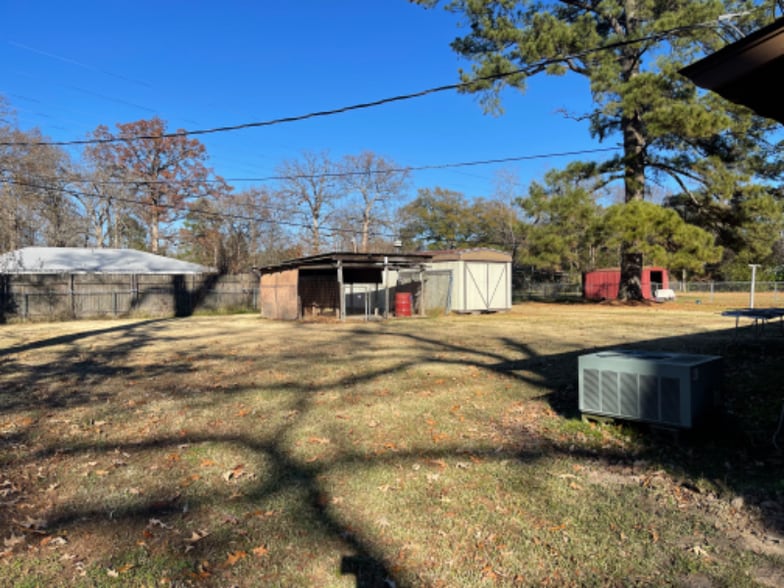 Building Photo - 207 Monroe Dr