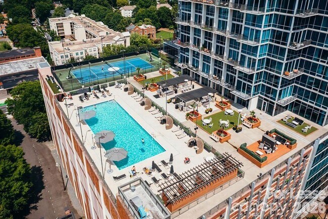 Building Photo - 215 N Pine St