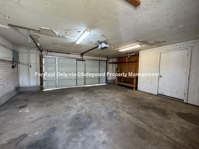 Building Photo - Charming 3-Bedroom Duplex w/ Garage & Shared Yard