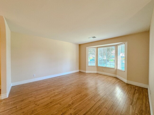Building Photo - Lovely 3 Bedroom Home!