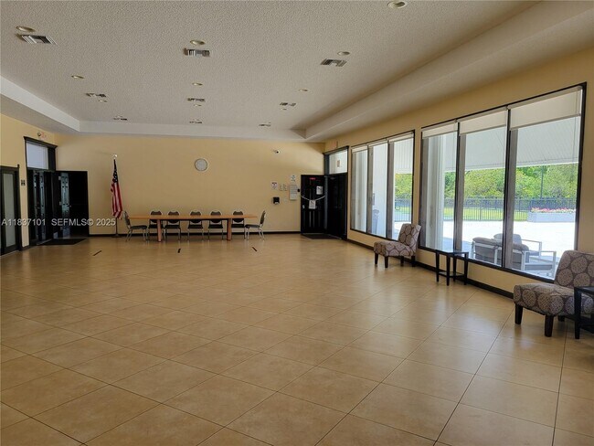 Building Photo - 3401 N Country Club Dr