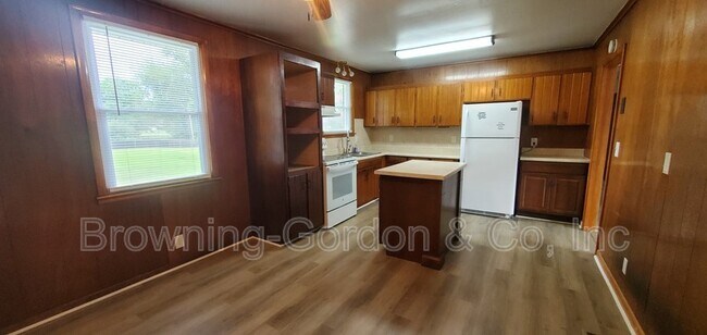 Building Photo - 5020 Bonnameade Dr