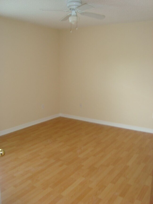 Building Photo - LARGE 3/2/2 WITH 2035 SQ. FEET OF LIVING S...