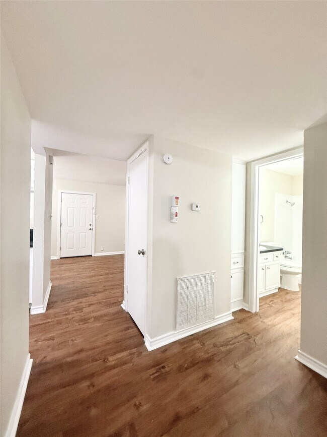 Building Photo - 321 E Cedar St