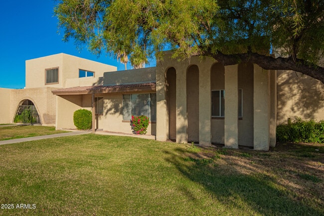 Building Photo - 2128 E Villa Ct