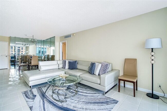 Building Photo - 2030 S Ocean Dr