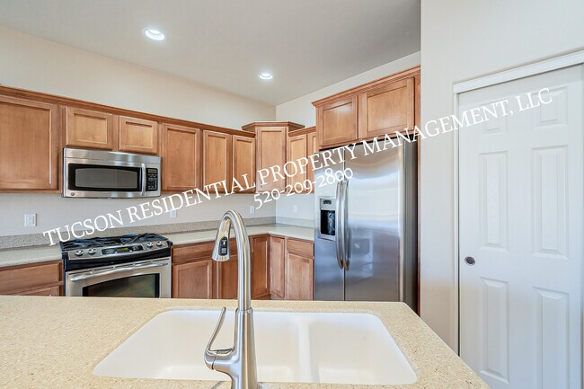 Building Photo - 6012 S Meadow Breeze Dr