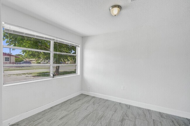 Building Photo - 651 SW 15th St