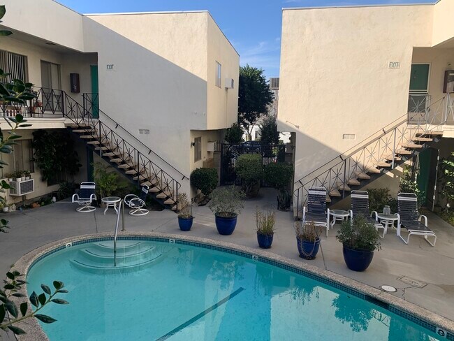 Primary Photo - 2714 W Clark Ave