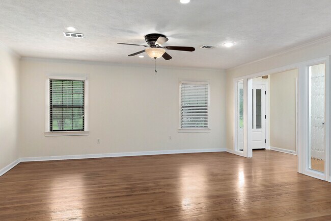 Building Photo - 309 Brookside Dr E