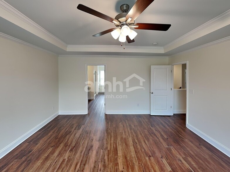 Building Photo - 5220 Valor Dr