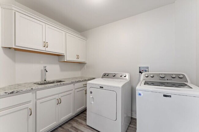 Building Photo - Spacious 5 Bedroom Home in Rountrey (Newmarket Section) – 3,555 Sq Ft – $4,350/mo