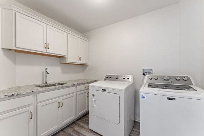 Building Photo - Spacious 5-Bedroom Oasis with 3.5 Baths in...