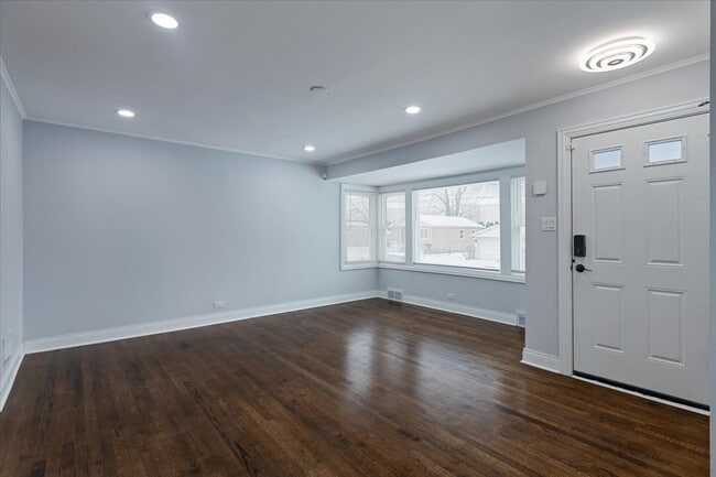 Building Photo - 9107 S Dante Ave