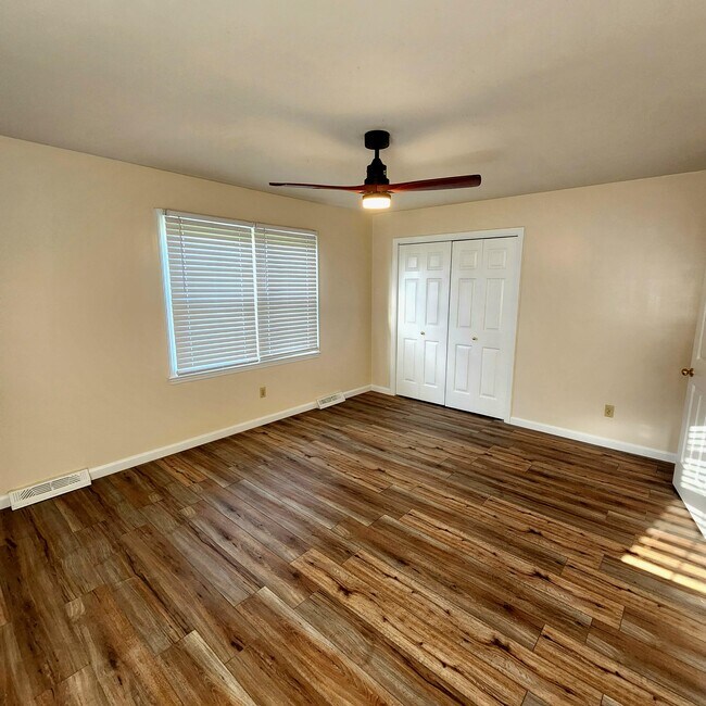 Building Photo - 636 Longview Rd