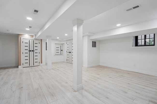 Building Photo - 423 Aurora Ave