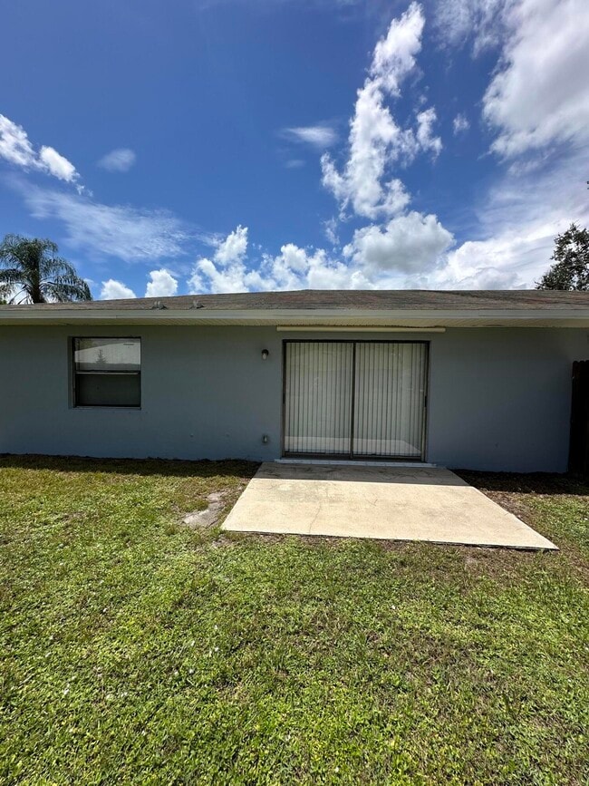 Building Photo - 1217 Schumann Dr
