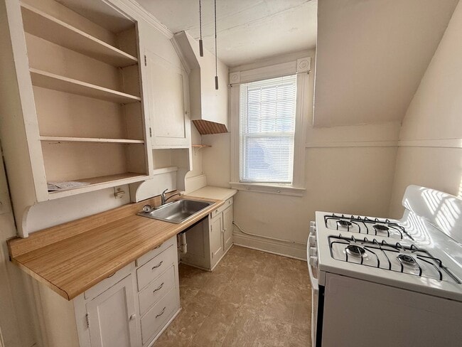 Building Photo - 1544 D St