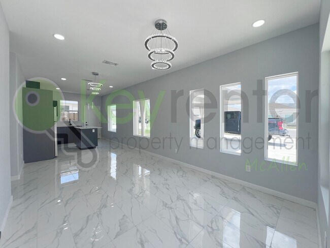 Building Photo - 913 N Woodson Ave