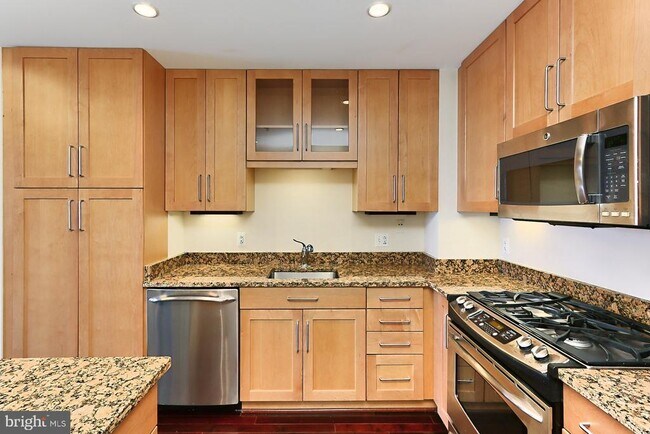 Building Photo - 8220 Crestwood Heights Dr