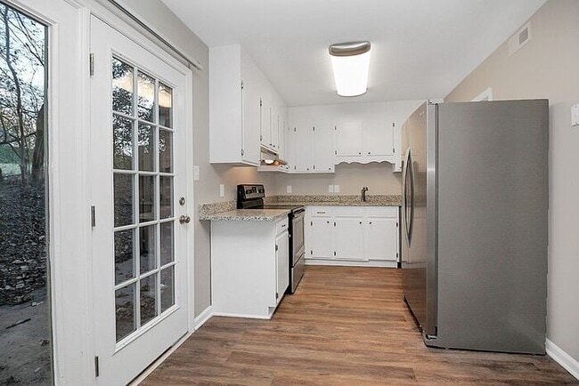 Building Photo - Updated 2BD/1.5BA Hickory Townhome