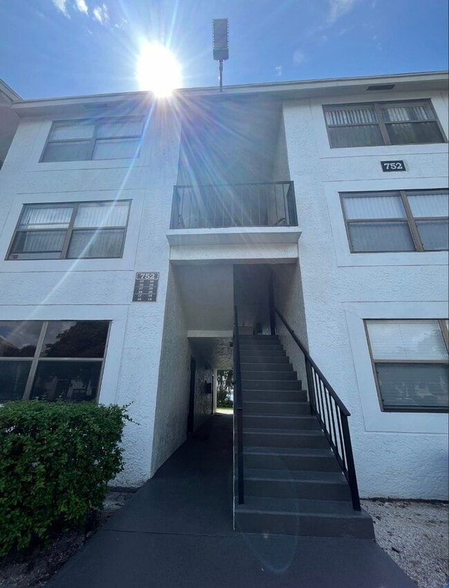 Building Photo - RENOVATED ONE BEDROOM ONE BATHROOM WITH LA...