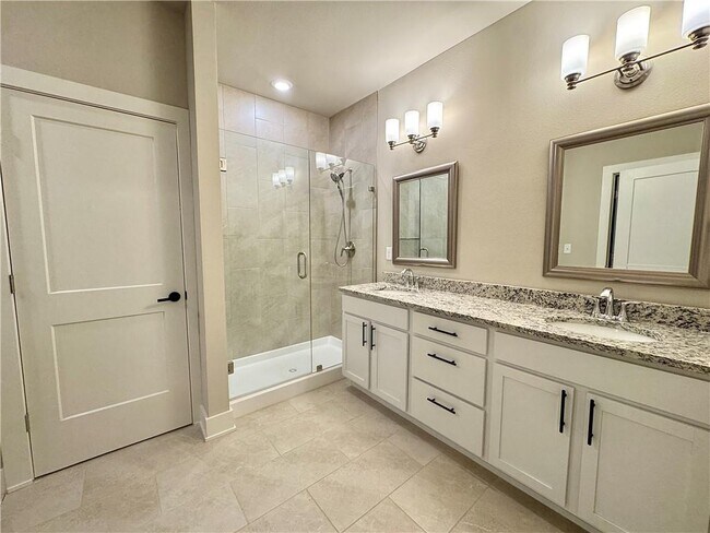 Building Photo - 811 NE Hts Ln