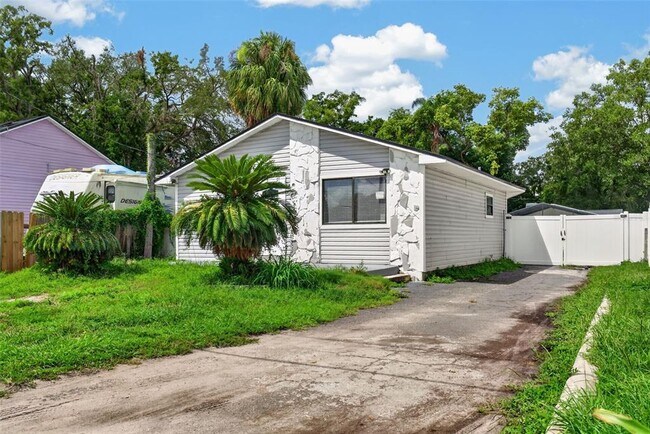 Building Photo - 8114 N Edison Ave