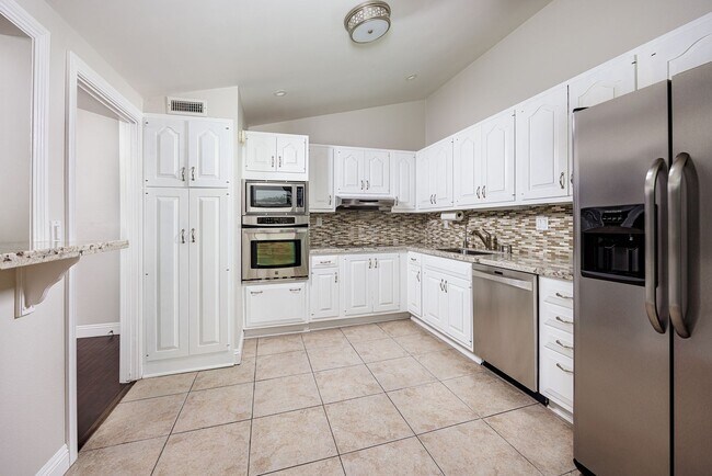 Building Photo - Upgraded Newport Beach Townhouse in Park Lido!