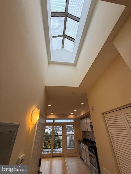 Building Photo - 532 8th St SE