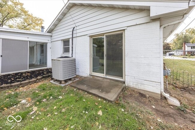 Building Photo - 130 Carmel View Dr