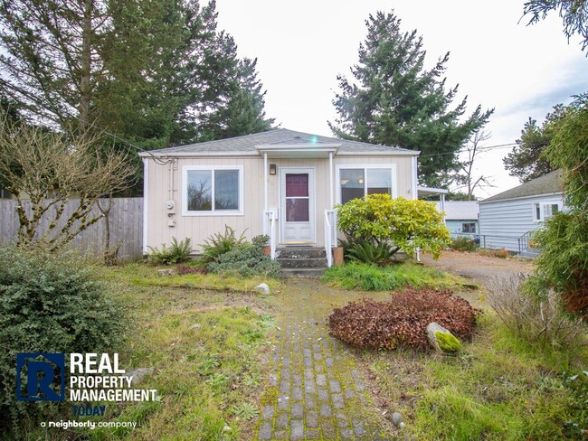 Building Photo - Charming 2 Bedroom Home with Large Yard & Garage!