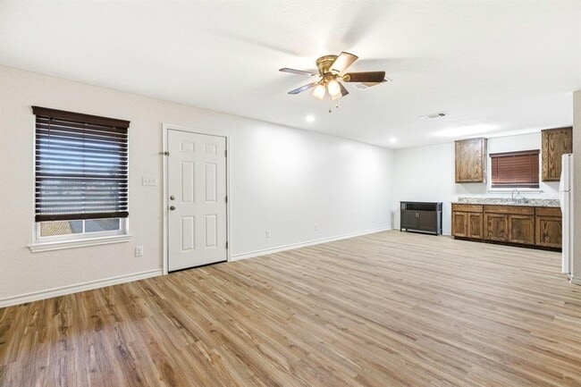 Building Photo - 823 N Commerce St