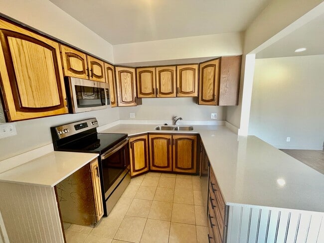 Building Photo - Fully Remodeled 3-BR, 3-BA Townhome with K...