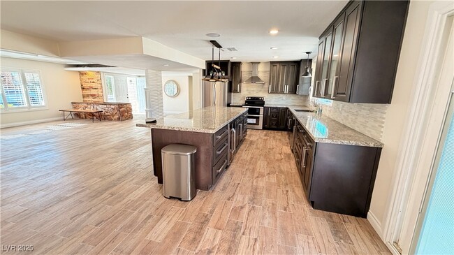 Building Photo - 1819 S Beverly Way