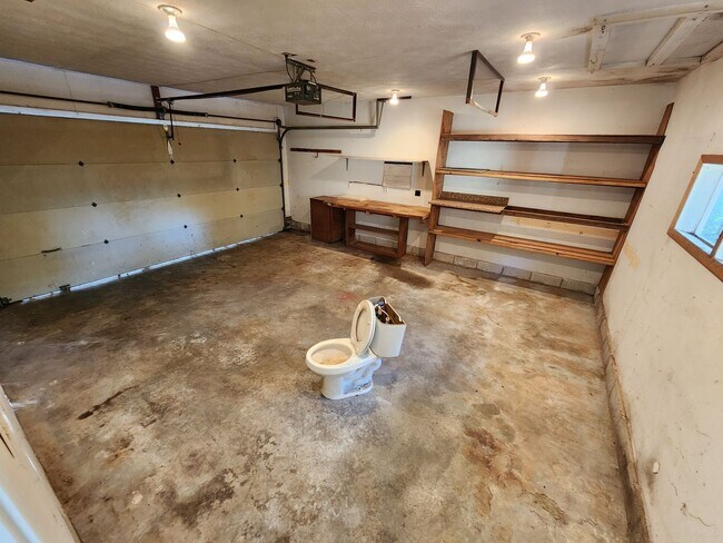 Building Photo - Spacious 3-Bedroom, 1-Bathroom Home AVAILABLE NOW!!