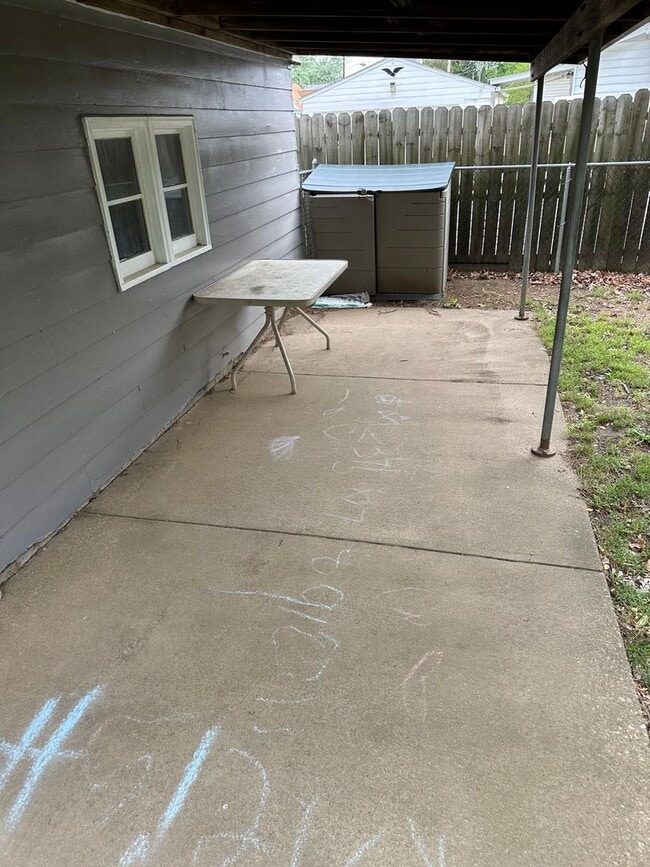 Building Photo - 2 Bedrooms  & 1 Bathroom - West side of Ba...